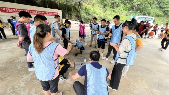 銅仁城交集團(tuán)九龍地礦投資開發(fā)公司組織開展戶外職工趣味運(yùn)動會